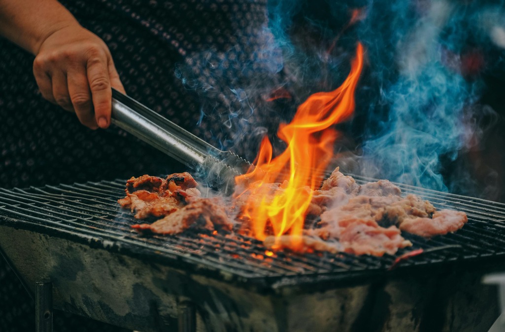 Cómo emplear la leña para hacer una buena barbacoa