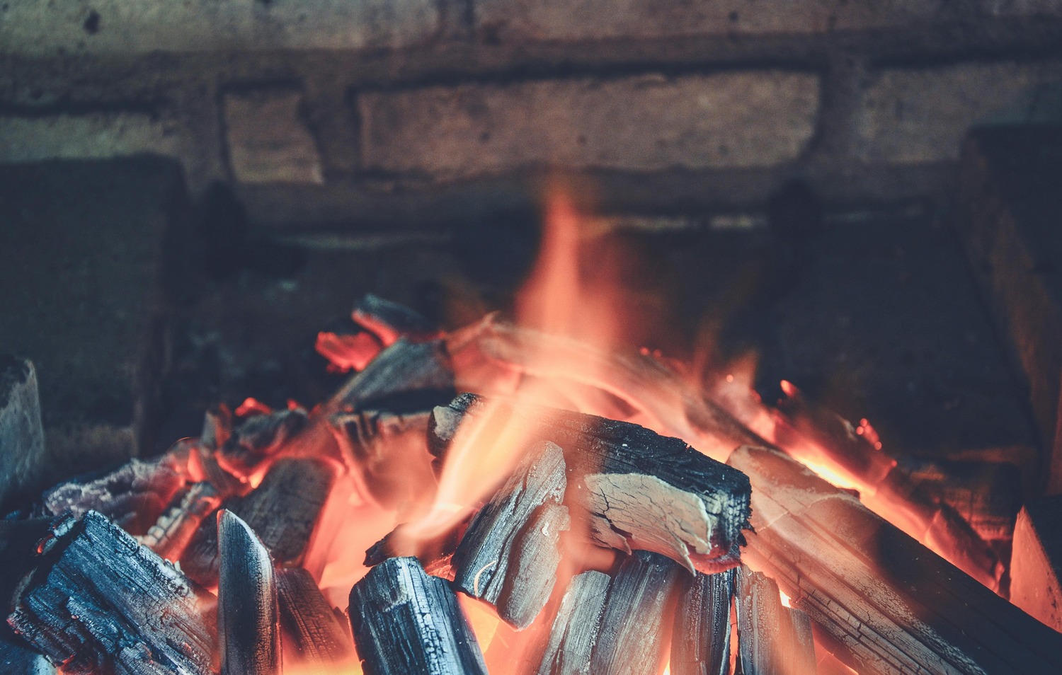 Beneficios de usar leña natural en la parrilla